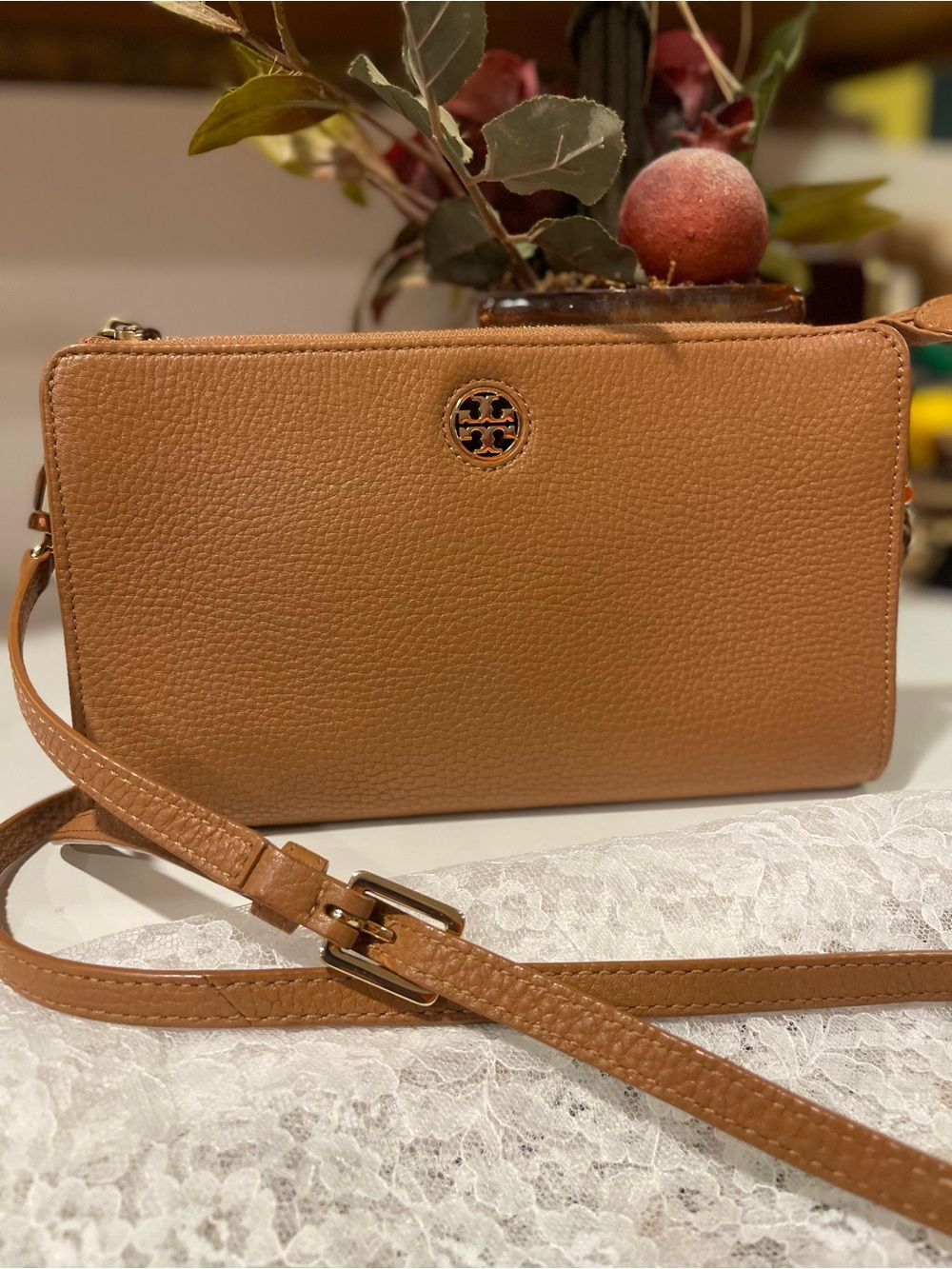 Tory Burch Caramel Brown Pebbled Leather Crossbody Gold Tone Logo Zip Top 9 x 6 - Picture 8 of 8